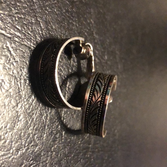 Sara Coventry silver toned clip on earrings - Picture 2 of 5